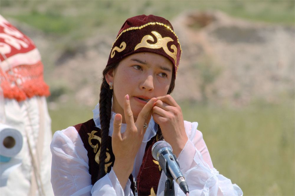 Schöne kirgisische Frauen - asiatische Schönheit